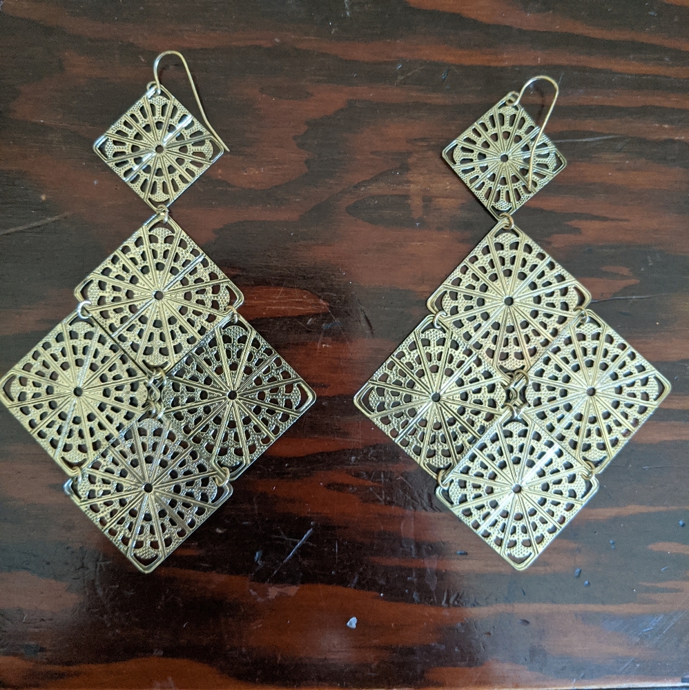 Large gold geometric earringa